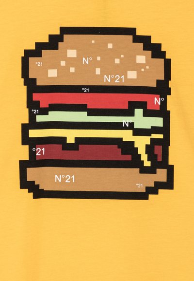 Grafika prikazuje pikselizirani hamburger na žutom pozadini. Sadrži slojeve smeđeg peciva, crvene i zelene začine, uz bijele tekstualne naglaske.
