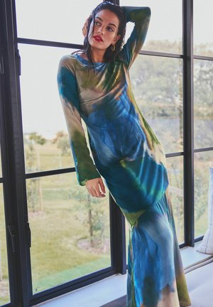 LONG SLEEVE COLUMN - REGULAR FIT - Maxi šaty - blue digital abstract print