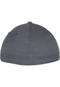 Casquette grise avec une texture lisse et une forme arrondie. Présente des coutures brodées et un éclat subtil. La vue arrière ne montre aucun logo ni graphique visible.