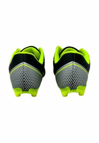 Scarpe da calcio nere con dettagli in verde neon e un tallone grigio testurizzato. Presentano dettagli forati e accenti gialli. Progettate per una migliore trazione.