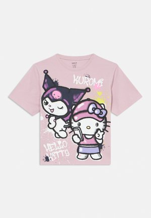 Ružičasta pamučna majica s crtanim likovima Hello Kitty i Kuromi, s detaljima u stilu šarenog grafita i razigranim izrazima.