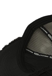 Casquette de camionneur noire avec un dos en filet et "Von Dutch California" imprimé sur la bande intérieure, montrant la visière brodée et le bord en tissu texturé.