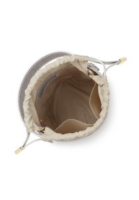Petit sac seau beige à cordon avec poches intérieures et bandoulière extérieure grise terminée par des embouts en métal doré, présenté ouvert vu de dessus.