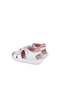 Sandalias blancas y rosas con punta cerrada, correa ajustable de velcro, huecos a los lados y una plantilla suave y texturizada con un diseño floral.