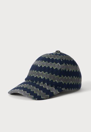 Casquette de baseball avec un motif en zigzag bleu marine et gris et une visière courbée sur un fond clair uni.