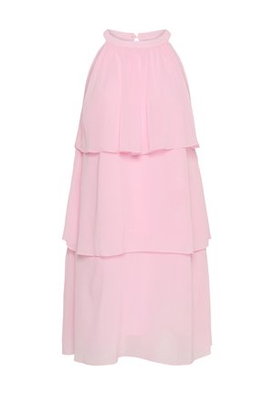 Gaiši rozā, bez piedurknēm, daudzslāņu šifona kleita ar augstu apkakli un atslēgas formas pogu aizdari aizmugurē.