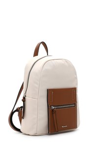 Sac à dos synthétique beige de forme arrondie, avec des accents en cuir brun, une poche zippée à l'avant et des détails de couture contrastants.