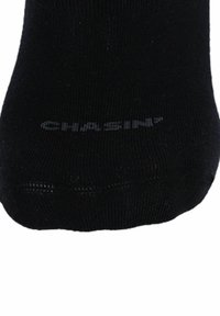 Sort strømpe lavet af et glat og strækbart materiale. Har en forstærket tå og et diskret "CHASIN'" logo på toppen. Ingen mønstre eller accenter.