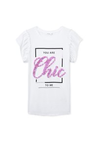 T-shirt bianco a maniche corte con maniche arricciate; presenta un design grafico con paillette rosa e viola che formano la parola "Chic" all'interno di un rettangolo.