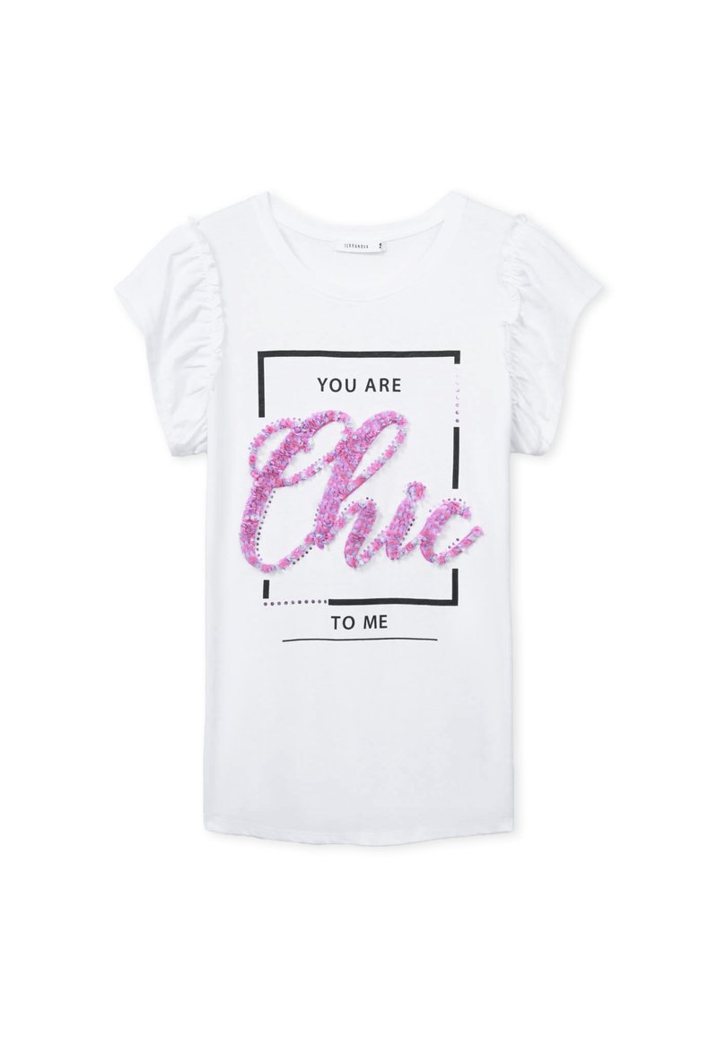 T-shirt bianco a maniche corte con maniche arricciate; presenta un design grafico con paillette rosa e viola che formano la parola "Chic" all'interno di un rettangolo.