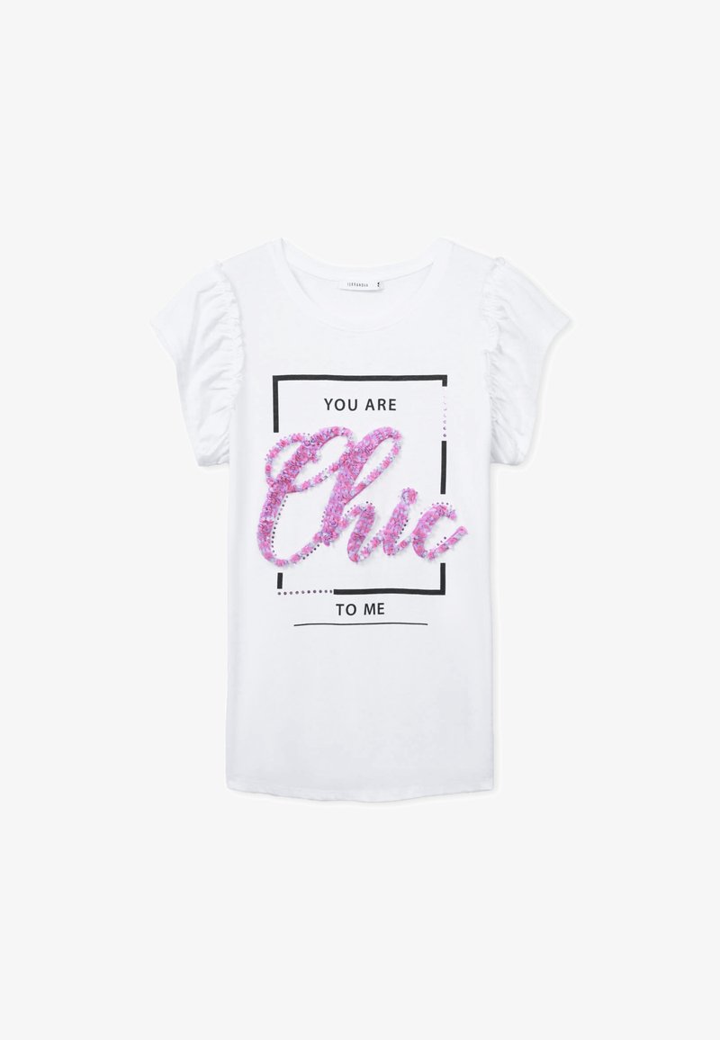 T-shirt bianco a maniche corte con maniche arricciate; presenta un design grafico con paillette rosa e viola che formano la parola "Chic" all'interno di un rettangolo.