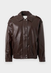 Veste en cuir marron avec un col, un fermeture à boutons-pression, des poches latérales et un ourlet élastique. Texture lisse avec un léger éclat.