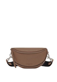 Brązowa skórzana torba crossbody w kształcie półksiężyca, z góry zapinana na zamek, z regulowanym paskiem, o teksturowanym wykończeniu, z akcentami w srebrnym kolorze oraz widocznym logo marki.