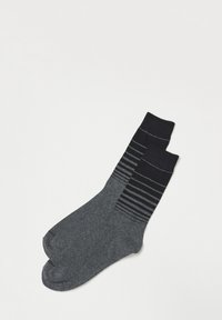 Calcetines grises con una banda oscura, con rayas horizontales. Tela suave, forma ajustada y puño acanalado para un ajuste seguro. Lavables a máquina.