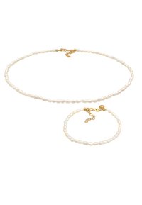 Weißes Perlen Halsketten- und Armband-Set mit unregelmäßig geformten Perlen, goldfarbenen Beschlägen und verstellbaren Verschlüssen für einen sicheren Sitz.