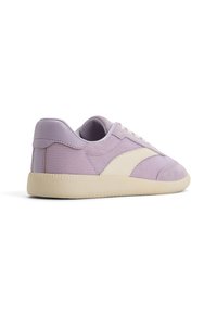 Sneaker viola in rete e suede con un accento crema e suola in gomma testurizzata. Presenta allacciatura tradizionale e colletto imbottito.