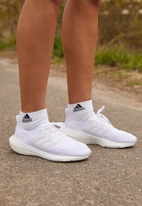 ULTRABOOST 22 W - Scarpe running neutre - footwear white/crystal white