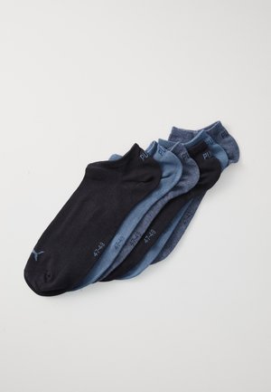Fünf Paar niedrig geschnittene Socken in verschiedenen Abstufungen von Dunkelblau und Schwarz. Weiches Strickmaterial mit gerippten Bündchen und Größenmarkierungen auf jeder Socke.