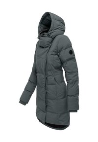 Grå puffjacka med huva, hög krage, kviltat m�önster, ribbade manschetter och en logotypdetalj på ärmen.
