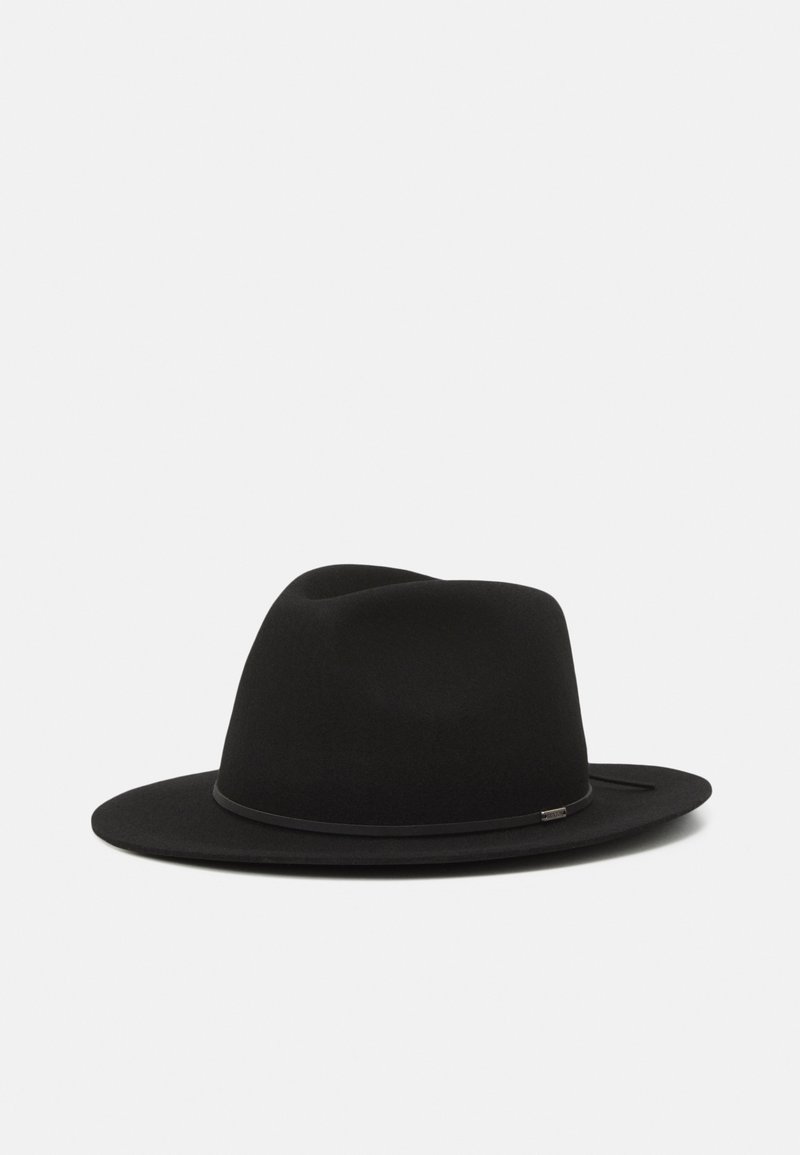 Svart filt hatt med bred brem, rund krone og et tynt kontrasterende bånd rundt basen. Glatt tekstur med minimal detaljering.