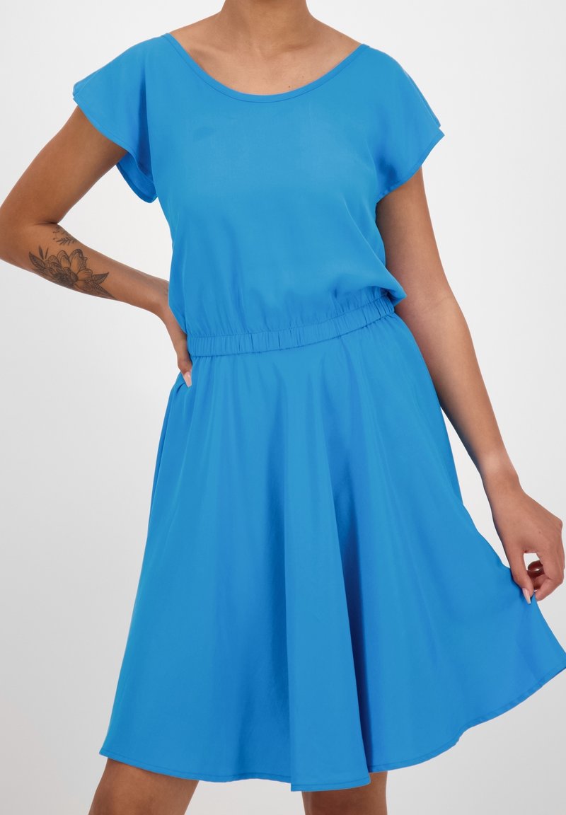Vestido azul de manga corta, con un corte relajado, cinturilla elástica y falda acampanada. Textura suave, diseño sencillo y sin patrones visibles.