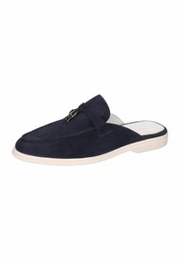 Marina mockasiner i mocka med en jämn textur, som har ett litet dekorativt band och silverdetaljer. Ljust färgad sula.