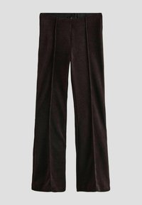 Dunkelbraune Cordhosen mit weitem Beinanschnitt, ausgestattet mit Falten an der Vorderseite und einem glatten Bund. Weiche Textur mit vertikalen Rippungen.