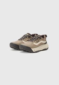 Zapatos de senderismo beige y marrón con una suela de goma texturizada, parte superior de malla y cordones reflectantes. Presentan una entresuela moteada y acentos de logo.