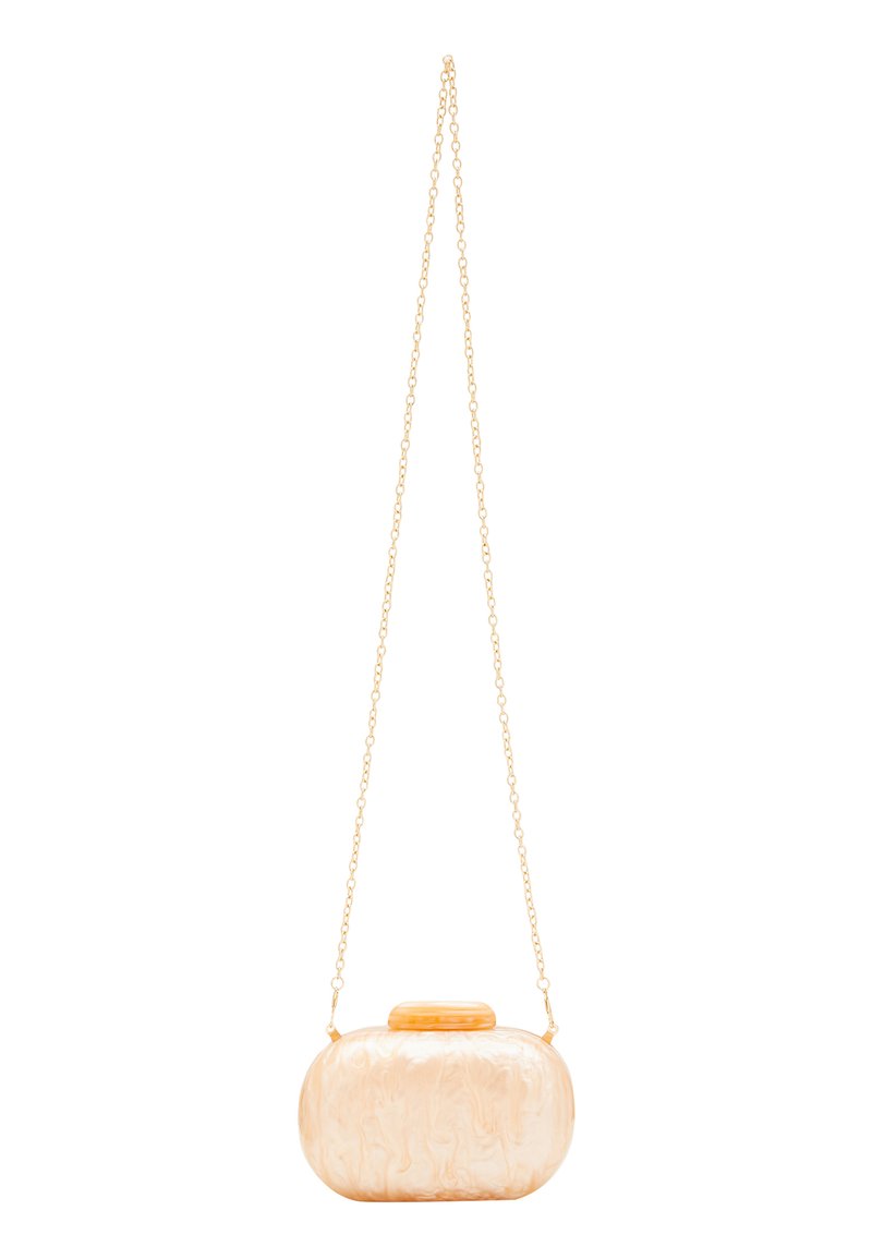 Borsa a tracolla in acrilico crema traslucido con una forma arrotondata e liscia, strap d'oro e un dispositivo di chiusura arancione sulla parte superiore.