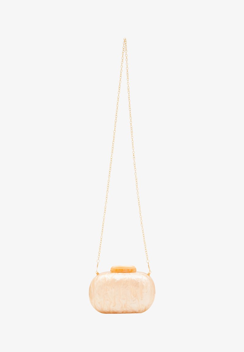 Borsa a tracolla in acrilico crema traslucido con una forma arrotondata e liscia, strap d'oro e un dispositivo di chiusura arancione sulla parte superiore.