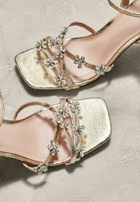 Next FOREVER COMFORT® JEWEL FLOWERS BLOCK HEEL REGULAR FIT - Sandalai - gold