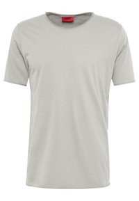 Lichtgrijze T-shirt met korte mouwen en een ronde halslijn, gemaakt van zacht materiaal, met een rood label bij de kraag. Eenvoudig ontwerp, zonder patronen of versieringen.