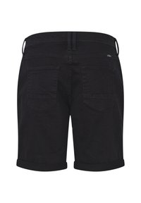 Sorte denim shorts med oprullede kanter, der har to baglommer med skrå kanter og et lille mærketag nær taljen.