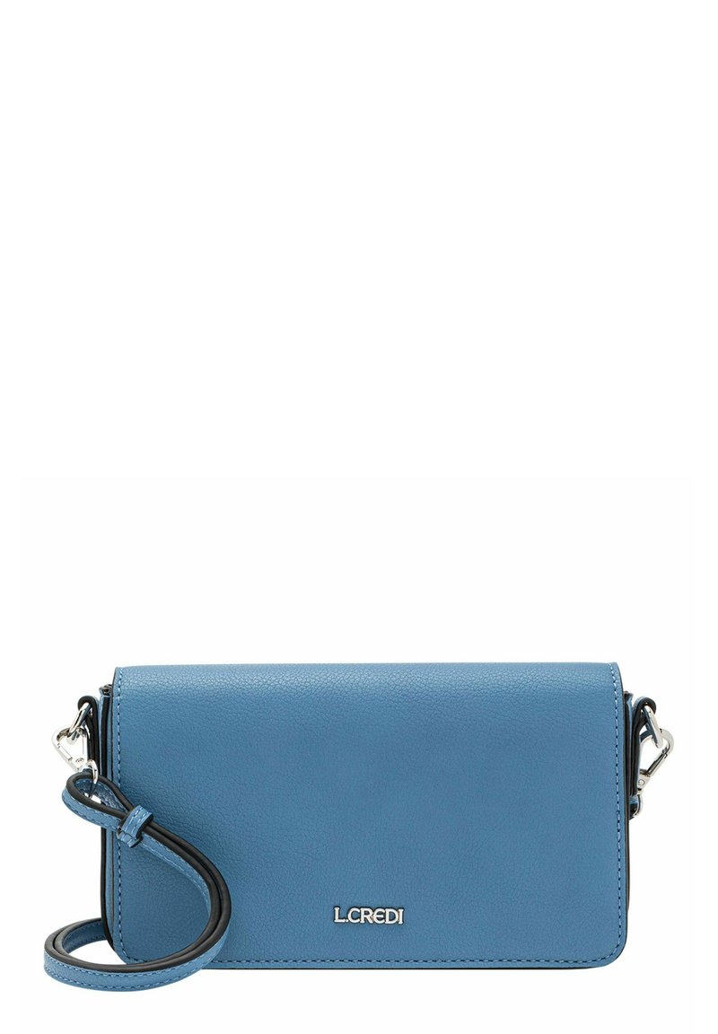 Bolso cruzado de cuero azul con una textura suave, herrajes plateados y una correa desmontable. Presenta el logo "L.CREDI".