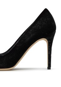 Décolleté neri con tacco alto, realizzati in velluto testurizzato con motivi floreali in rilievo; presentano una punta affusolata e un sottile tacco a spillo.