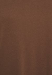 Brunt tyg med en slät struktur och fin räfflad mönster, jämnt färgat utan synliga mönster eller dekorationer.