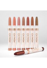 Otto matite ombretto EyeSwipe in diverse tonalità, con finiture metalliche e opache; design cilindrico con applicatore a rotazione.