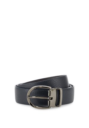 Zwart getextureerde leren riem opgerold met glanzende zilverkleurige ovale gesp op witte achtergrond.