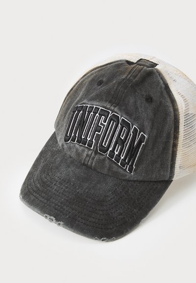 Svart og grå slitt caps med buet skjerm. Har "UNIFORM" brodert i svart foran. Mesh bak for ventilasjon.