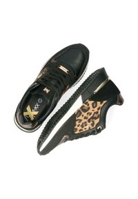 Czarne sneakersy w panterkę, wykonane z materiałów skórzanych i tekstylnych, z okrągłym noskiem, sznurowanym zapięciem oraz teksturowaną gumową podeszwą.