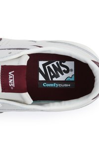 Sneaker bianca con accenti e logo in bordeaux, dotata di soletta imbottita etichettata "ComfyCush". Materiale liscio e design perforato.