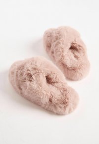 Rosa fluffiga tofflor med mjuk fuskpäls, öppen tådesign och rundade kanter. Har en mysig, plyschig look.