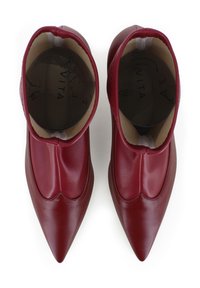 Spitz zulaufende Knöchelstiefel aus tiefgrünem Leder mit glatter Textur und minimalen Nähten. Verfügt über einen engen Schaft mit einer versteckten Naht.