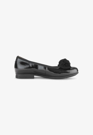 Schwarze Lackleder-Ballerina mit Blockabsatz und schwarzer Stoffschleife als Dekoration auf der abgerundeten Zehe.
