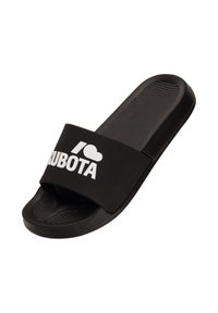 Czarne klapki wykonane z materiału syntetycznego, z szerokim paskiem z napisem "Kocham KUBOTĘ" w białym kolorze oraz teksturowanym wnętrzem dla lepszej przyczepności.