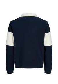 Chemise bleu marine à manches longues avec des rayures horizontales blanches sur le haut des bras et un col blanc vue de dos.