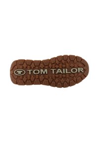 Suela de goma marrón con patrones de tracción prominentes, logo "TOM TAILOR" en plateado y superficie texturizada para un mejor agarre.