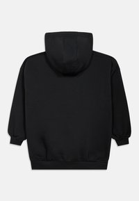 Čierna mikina s kapucňou vyrobená z mäkkej tkaniny, s veľkou kapucňou, dlhými rukávmi a elastickými manžetami a spodným lemom. Minimalistický dizajn.