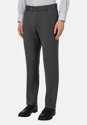 Grå skræddersyede bukser med en subtil tekstur, der har et talje bånd med to knapper og lige ben design, parret med sorte loafers.