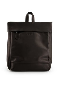 Sac à dos en cuir noir avec un design à rabat, doté d'une poignée supérieure et d'une marque discrète. Texture lisse et esthétique minimaliste.